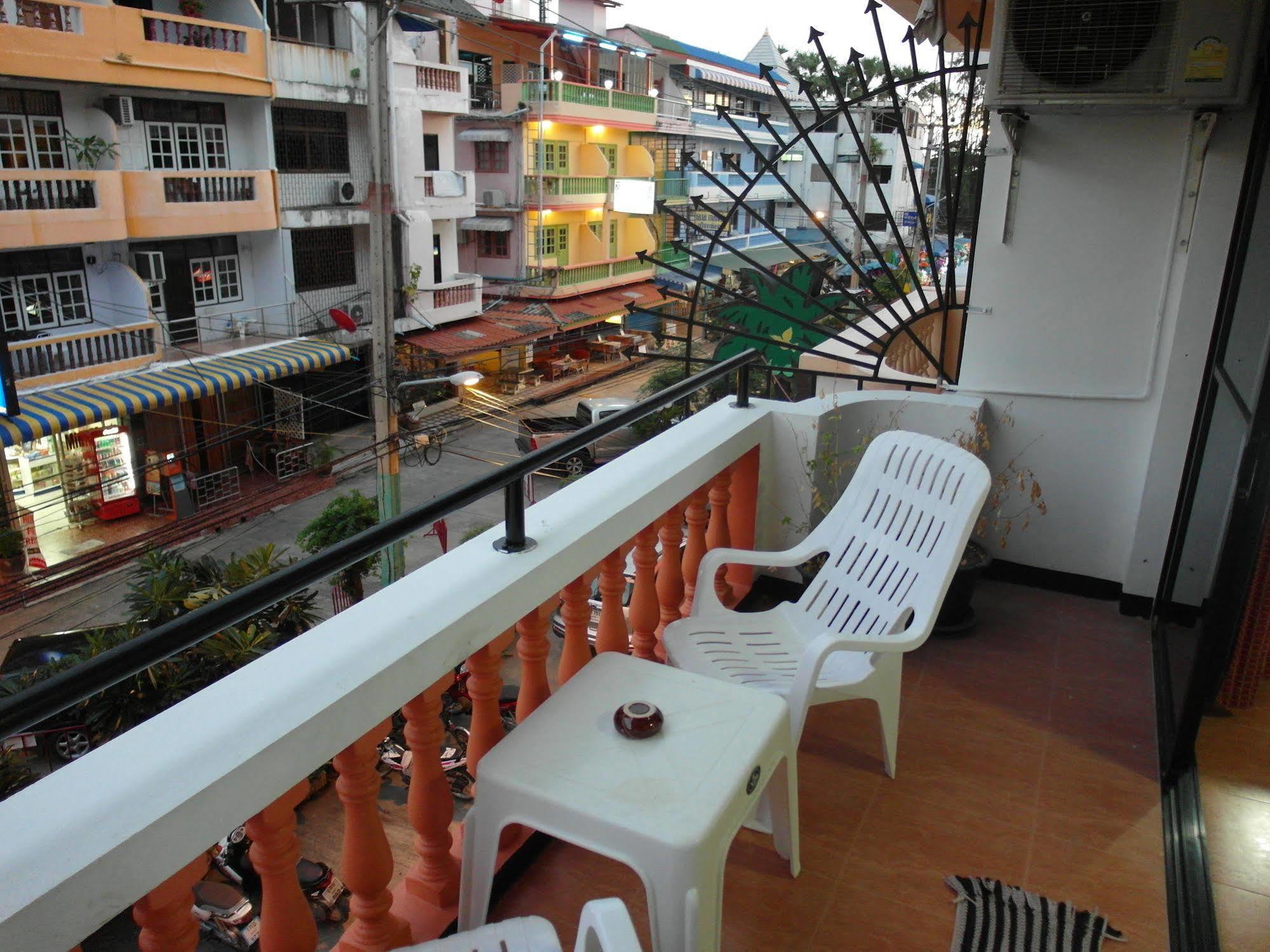Oyo 963 Sunshine Guesthouse Pattaya Exterior foto